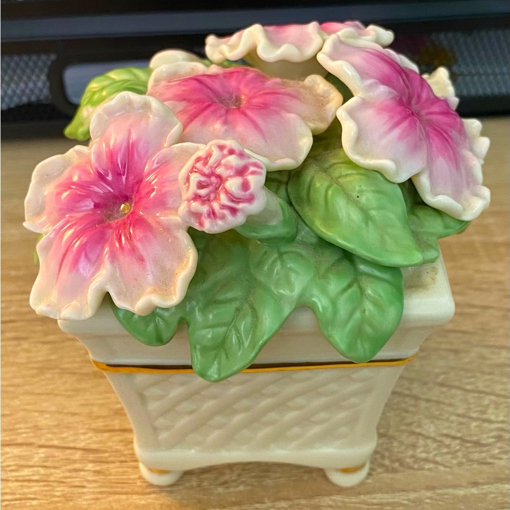 Lenox Vintage Flower Music Box
